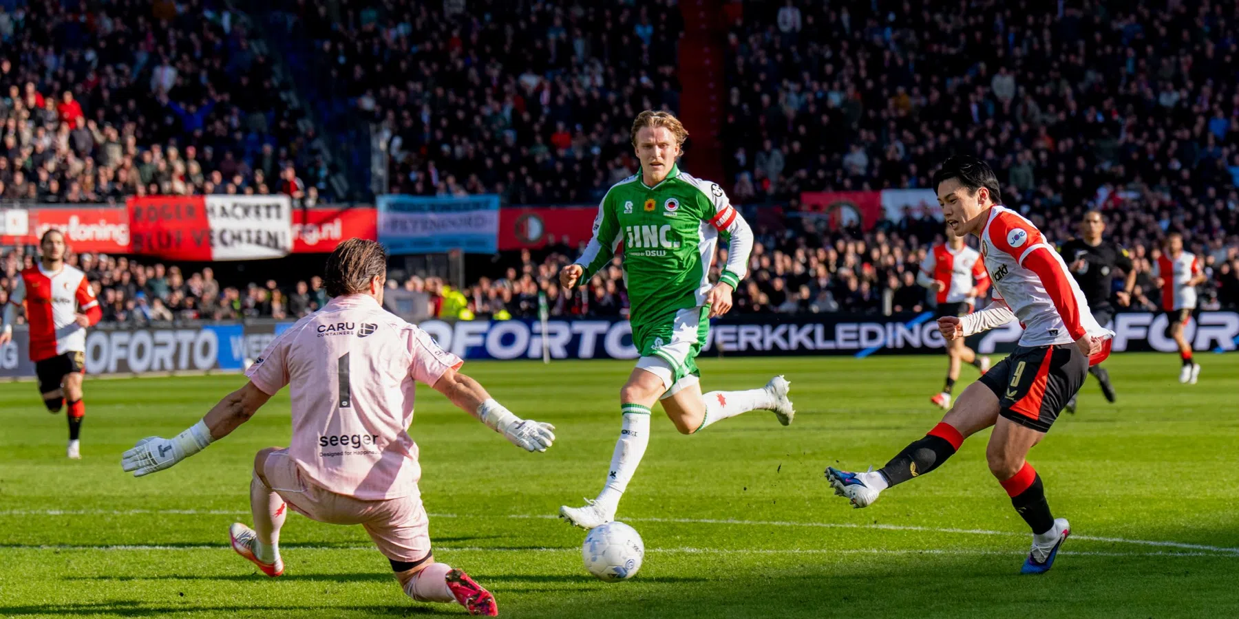 Feyenoord mag Ueda bedanken en boekt nipte zege tegen Excelsior