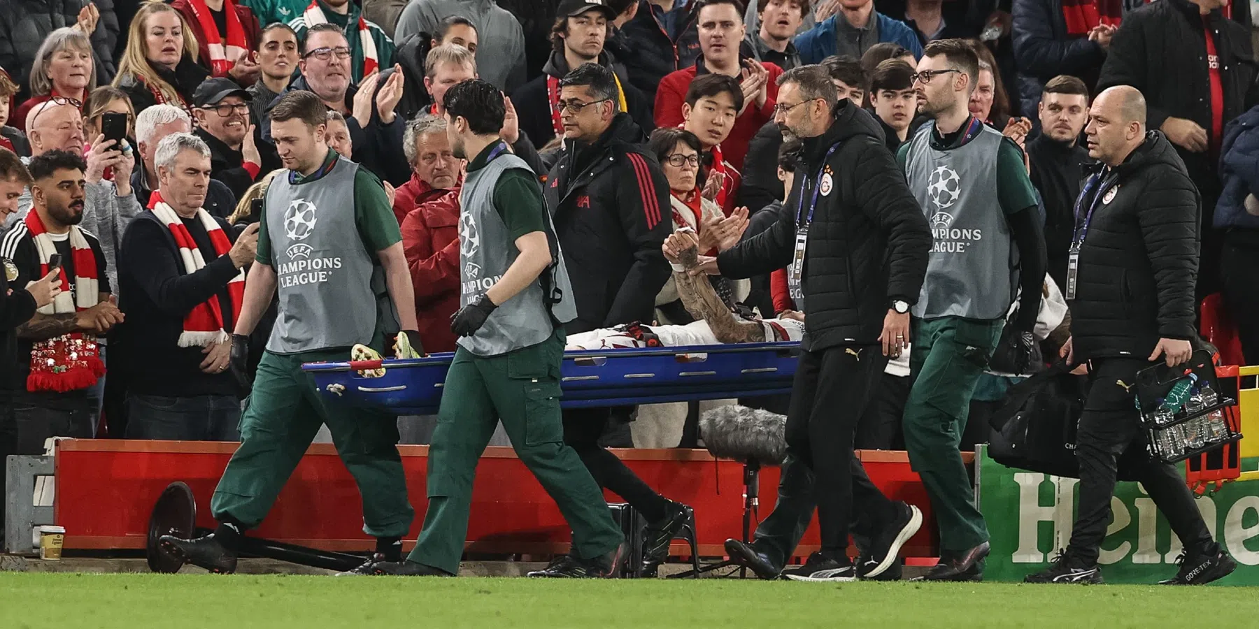 Zorgen voor Koeman: Lang per brancard van veld na pijnlijk moment tegen Liverpool