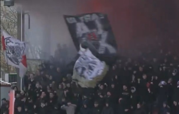 Fans, vuurwerk en spandoeken: de laatste training van Ajax voor De Klassieker