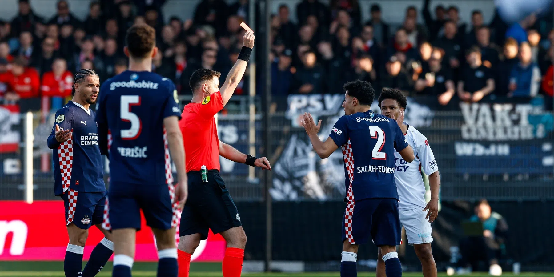 PSV-fans verbijsterd na rode kaart Salah-Eddine: 'Scheids wilde de spotlight'