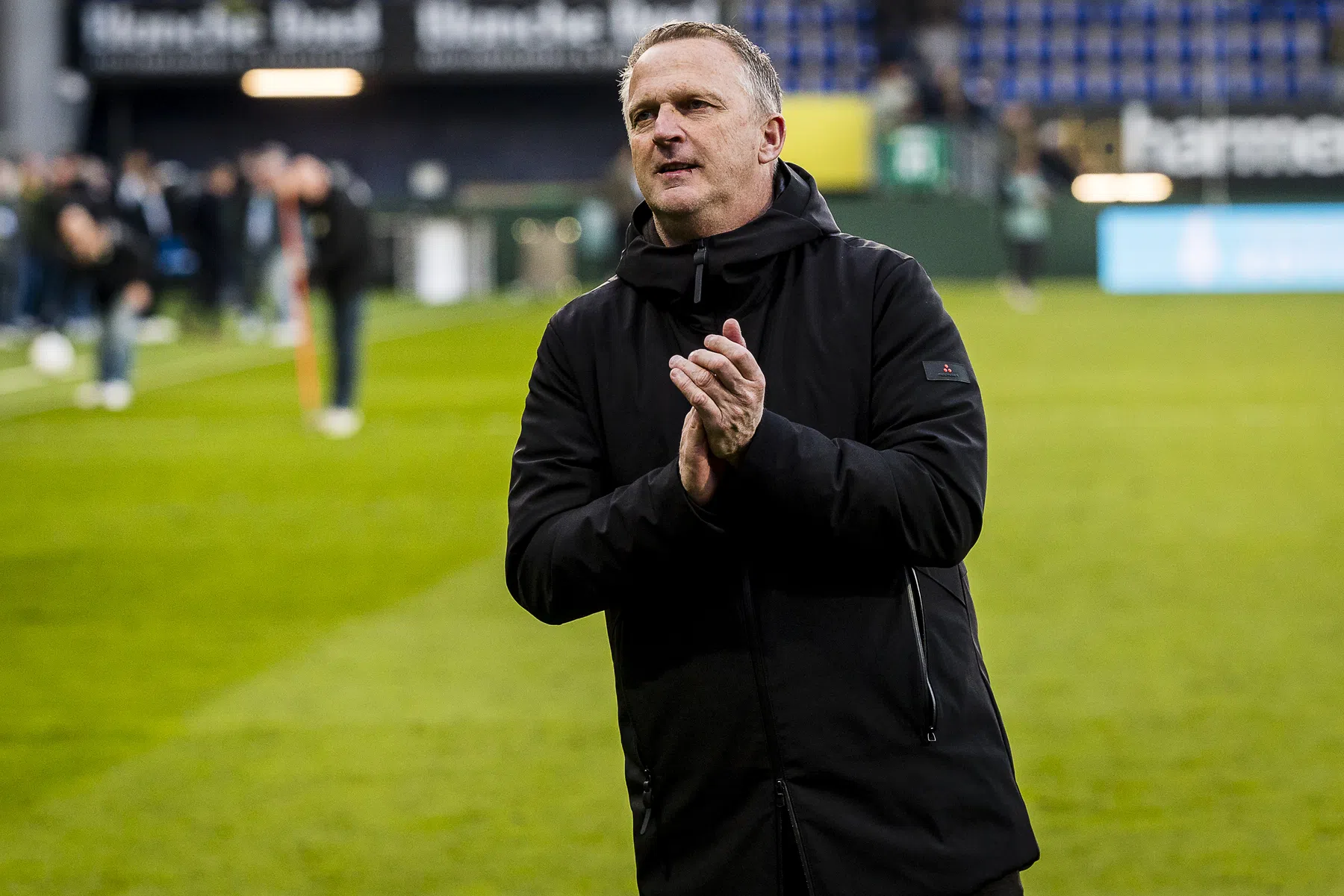 Van den Brom verlengt bij FC Twente tot 2027 - VoetbalNieuws
