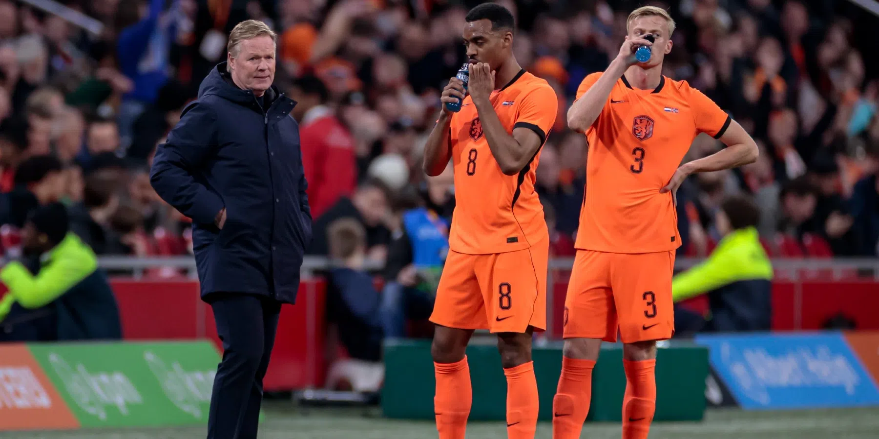 Oranje-supporters kritisch op Koeman na eerste helft tegen Noorwegen 