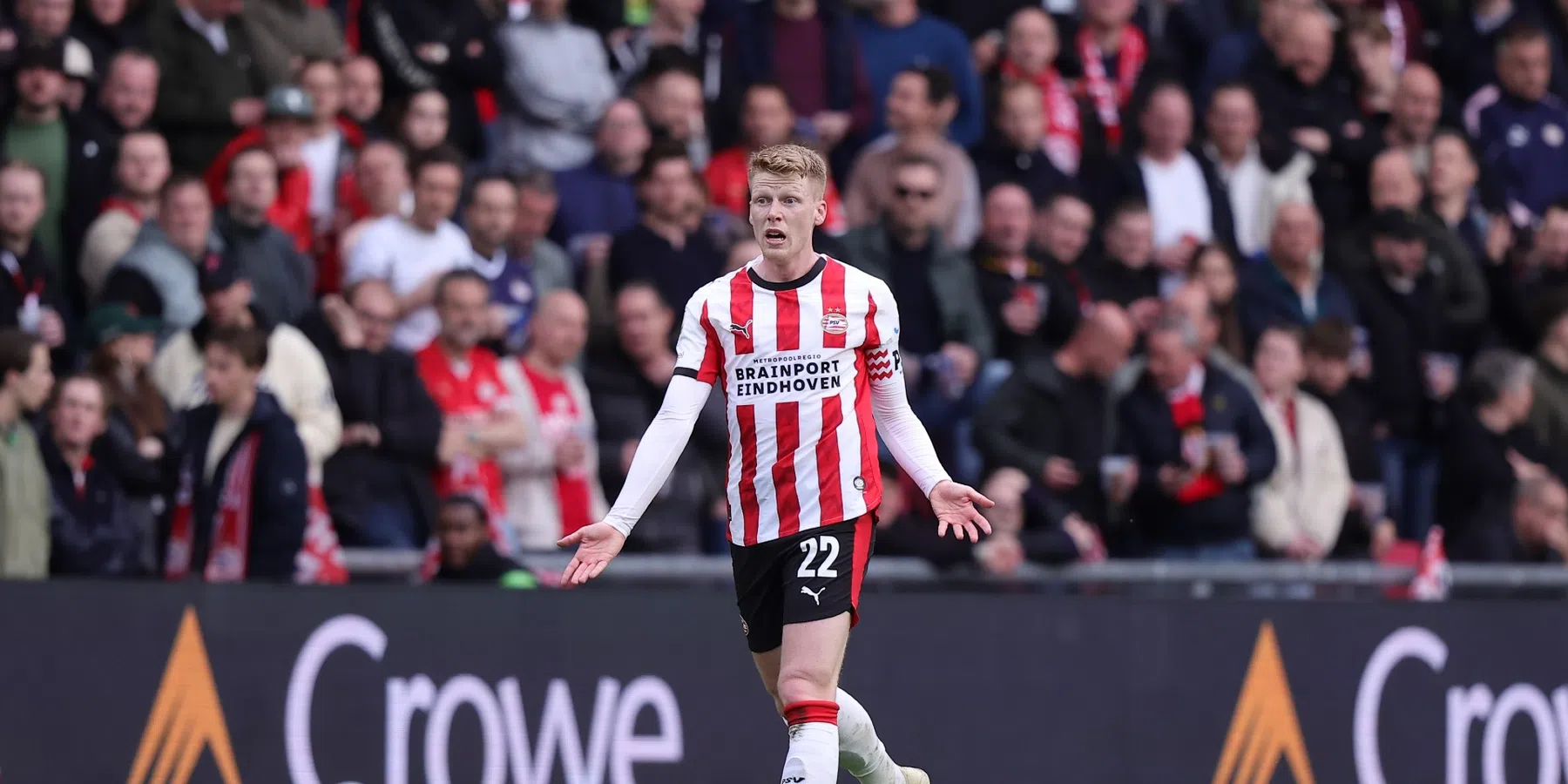 Drama voor Schouten: PSV'er moet met brancard van het veld na knieblessure