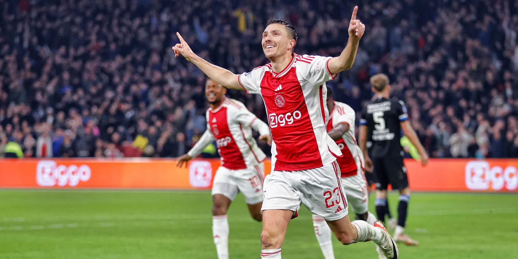 Opstelling Ajax bekend: ervaring met Weghorst, Berghuis en Edvardsen