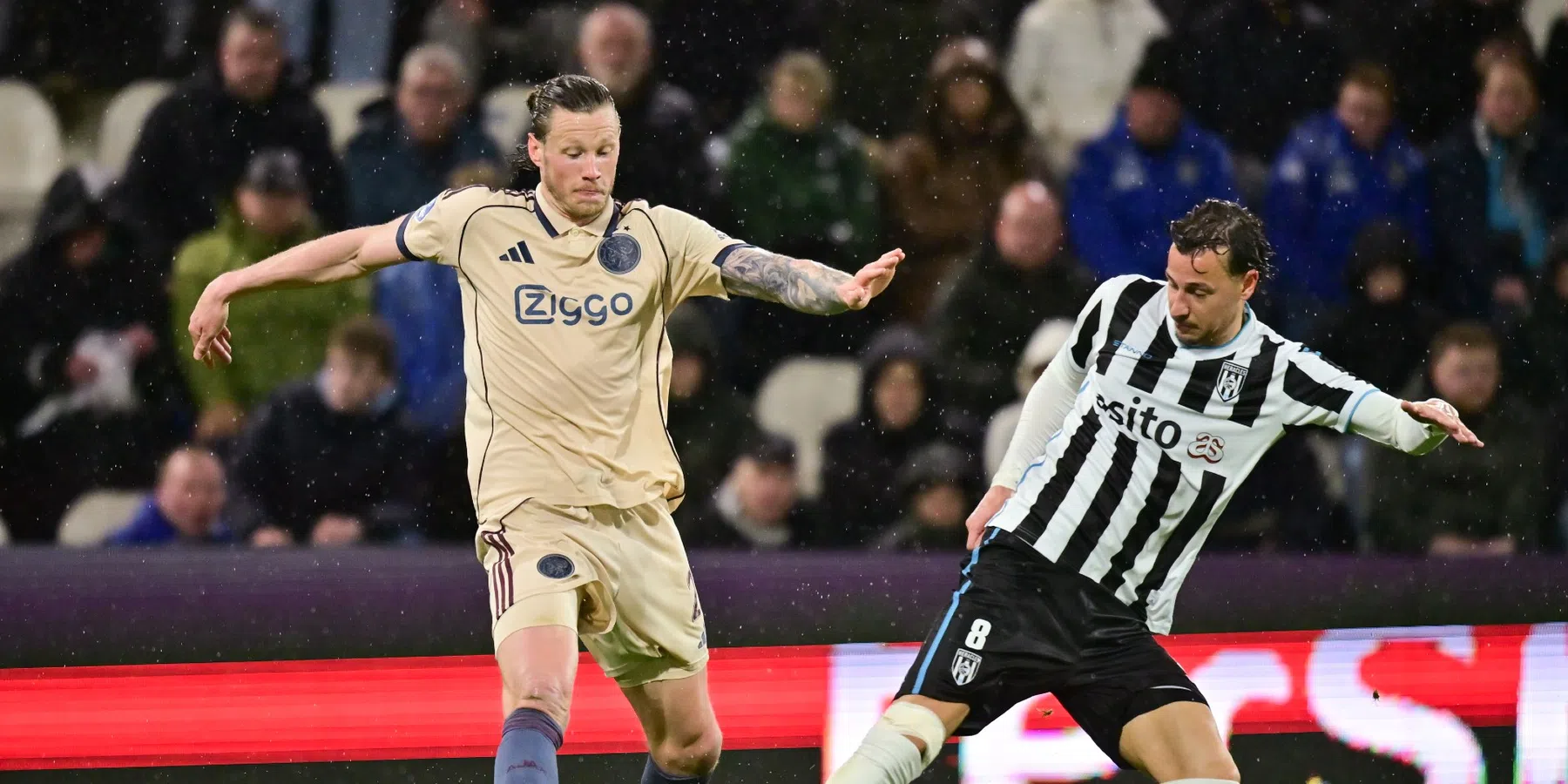 Ajax wint eenvoudig van machteloos Heracles, rode kaart Tomiyasu smet op avond