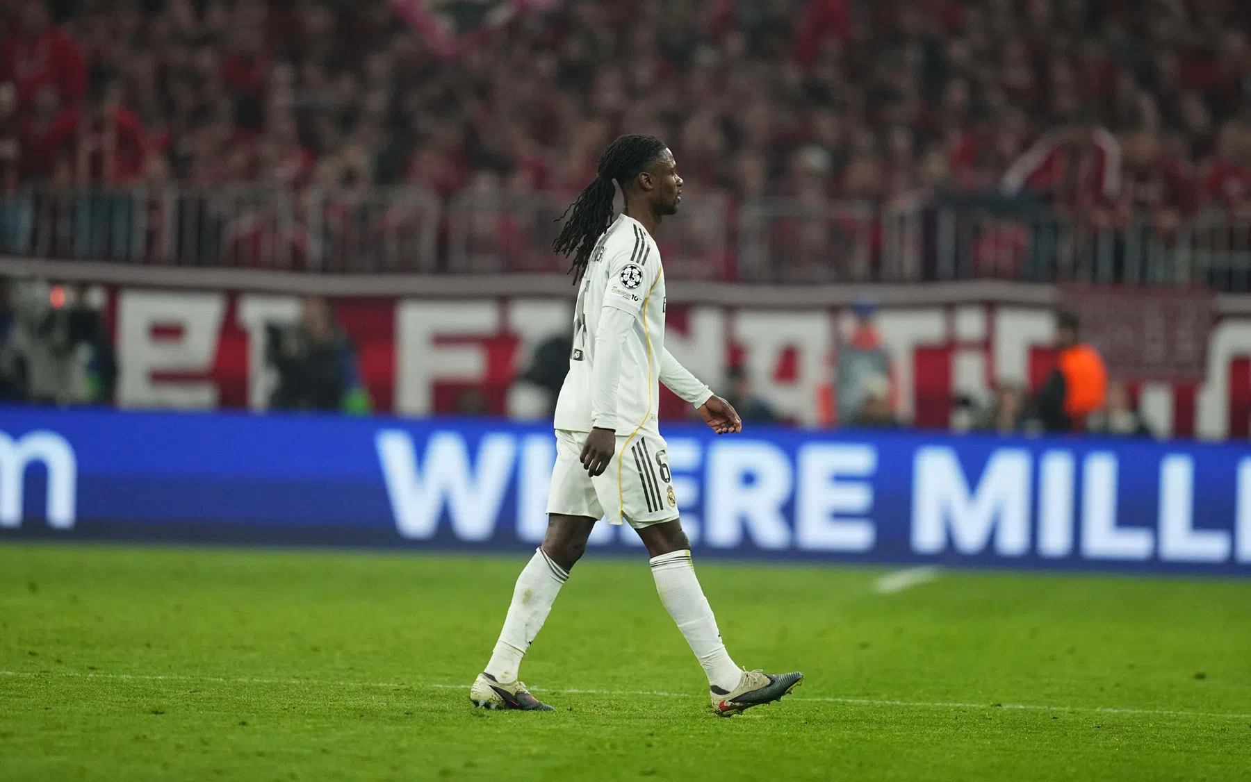 Real uit CL na rood Camavinga, kritiek op scheids | VoetbalNieuws
