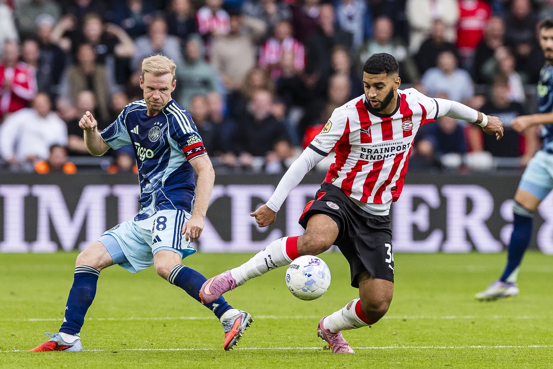 Ajax geeft PSV erehaag in De Topper | VN