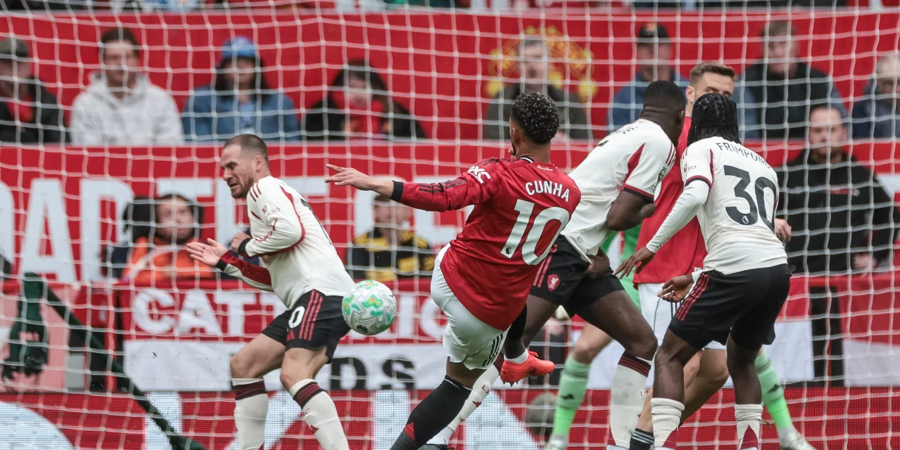 United deelt gevoelige tik uit aan Slot en Liverpool, derde plek zo goed als zeker