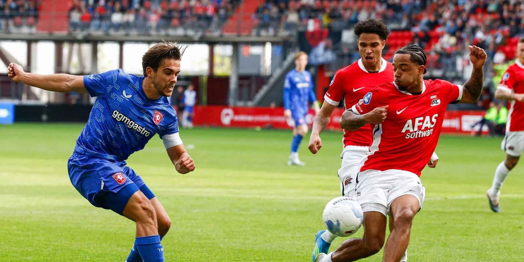 Twente wint beladen kraker in Alkmaar en stoot NEC van plek drie af