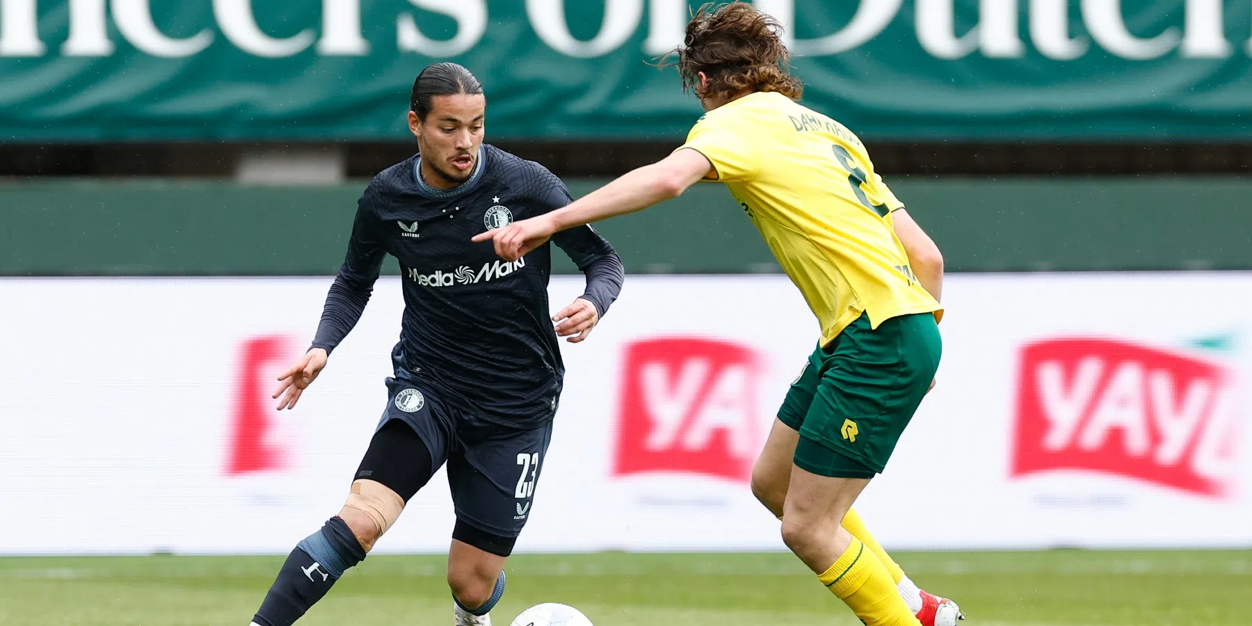 Kranten zien 'teleurstellend' Feyenoord reuzestap zetten: 'VAR kantelt duel'