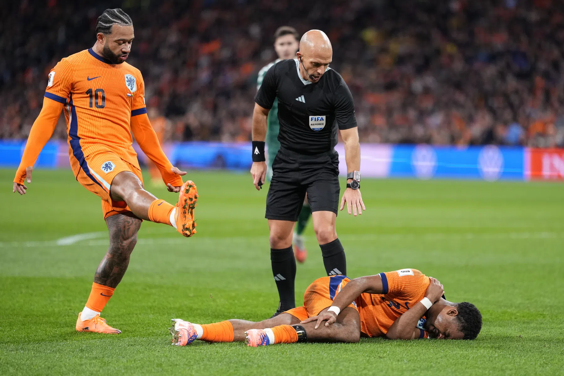 Koeman geeft update over blessures De Jong, Memphis en Timber