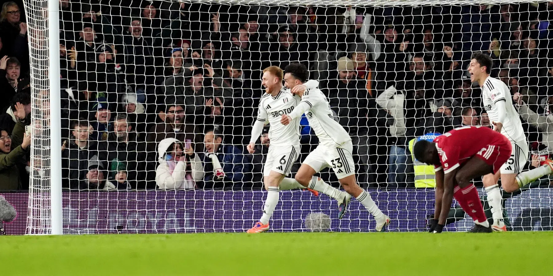 Premier League kroont treffer tegen Liverpool van Slot tot mooiste van het seizoen