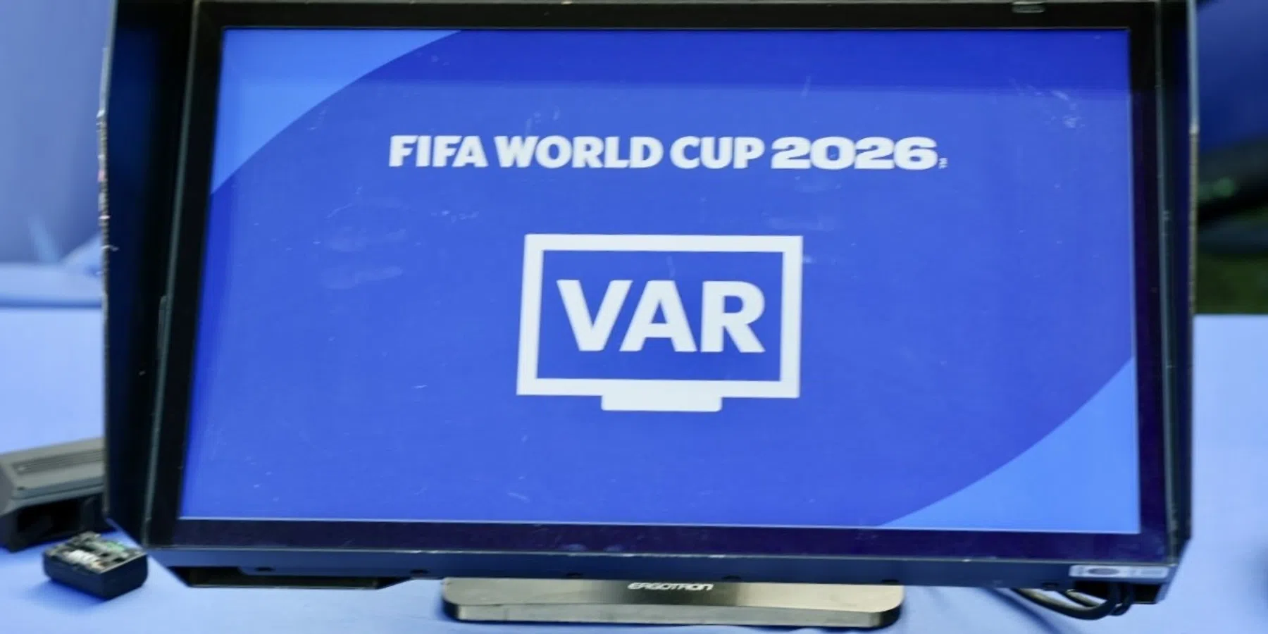 VAR bij Duitsland - Curaçao onder vuur: FIFA start onderzoek na opmerkelijk gebaar