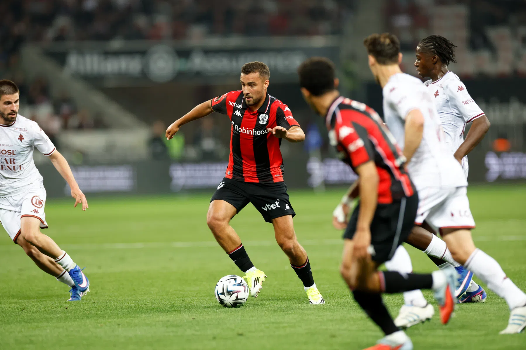 Feyenoord slaat toe en presenteert Belgische middenvelder
