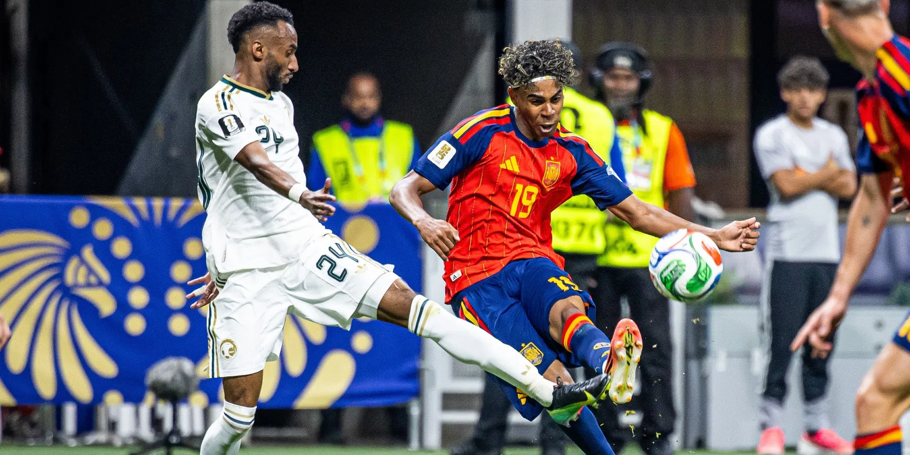 Spanje heeft aan swingend halfuur voldoende en wint ruim van Saudi-Arabië