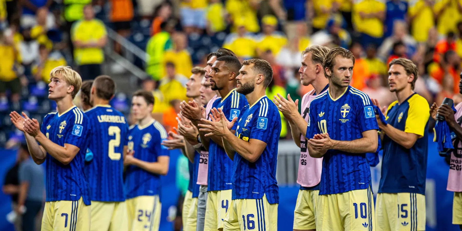 Tribune stort in bij training van Zweden | VoetbalNieuws