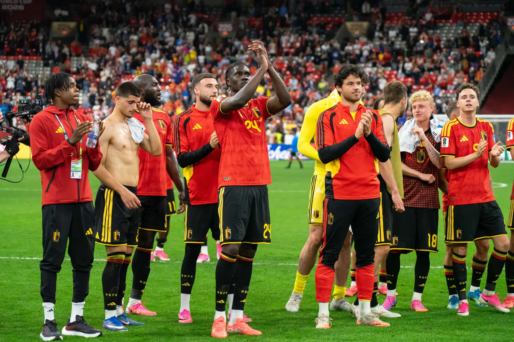 Welke landen zijn al geplaatst voor de knock-outfase op het WK? | VN