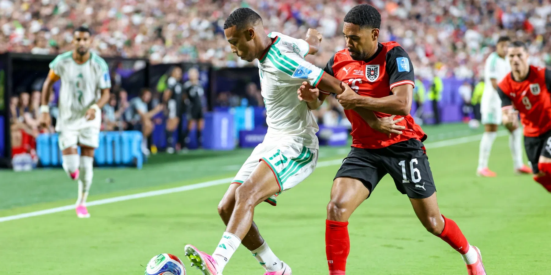 Messi opnieuw trefzeker, Oostenrijk en Algerije door na zinderend gelijkspel 