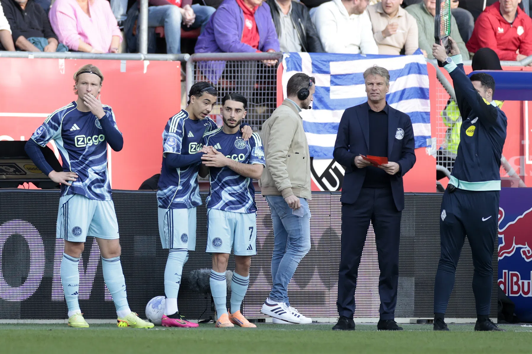 Ajax geeft duidelijkheid over afwezigheid Dolberg en Bounida | VoetbalNieuws
