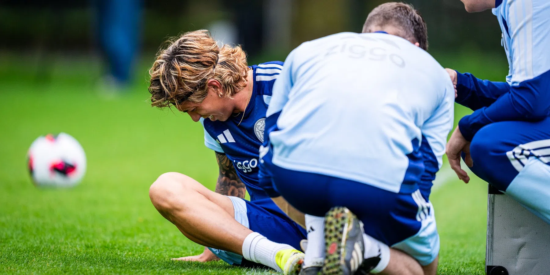 Schrikmoment op training: Ajax-aanvaller van het veld na duel met zomeraanwinst