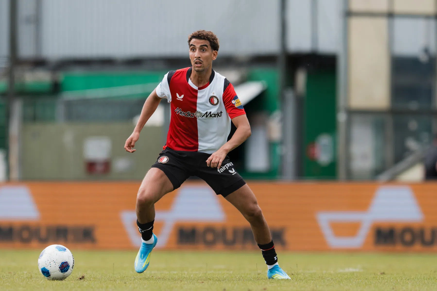eyenoord breekt contract van middenvelder open