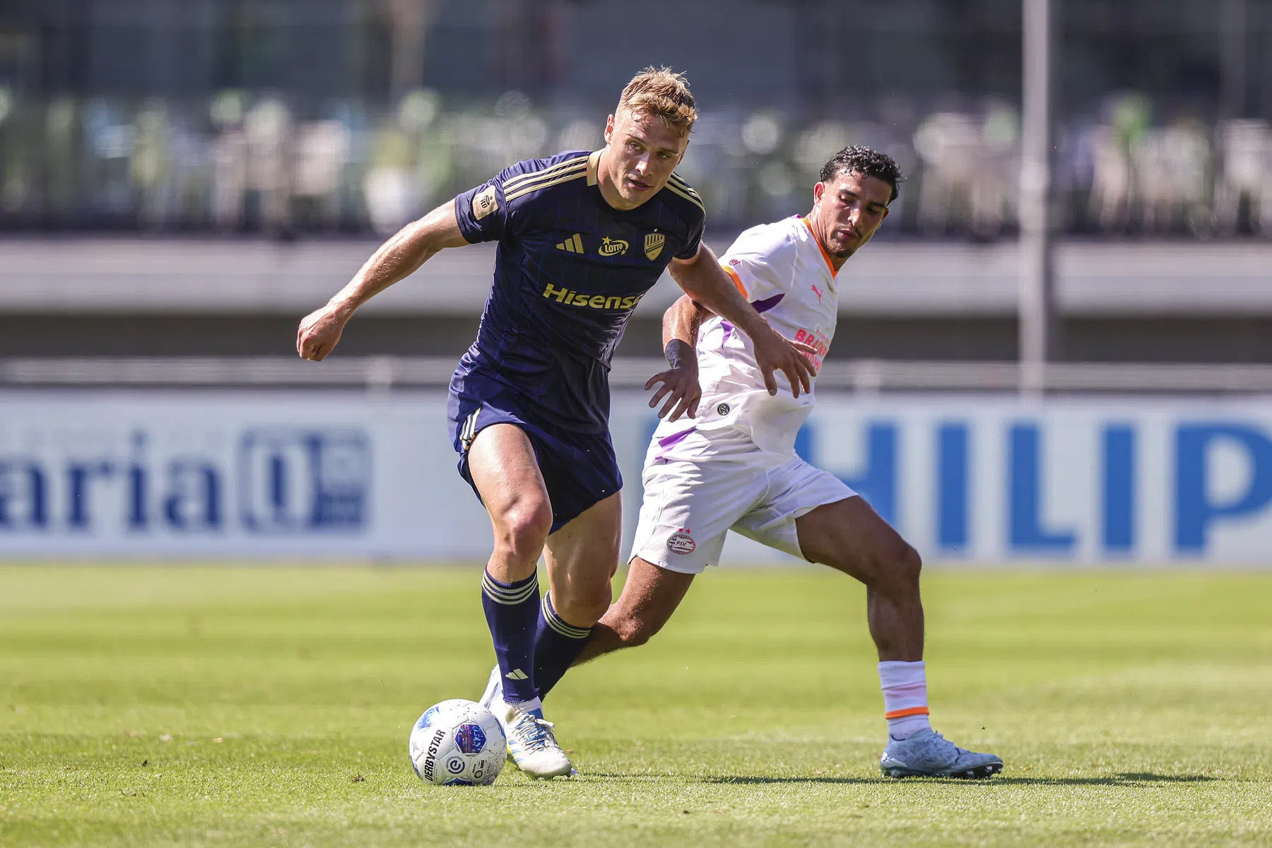 Mijnans maakt debuut bij moeizame oefenzege van PSV