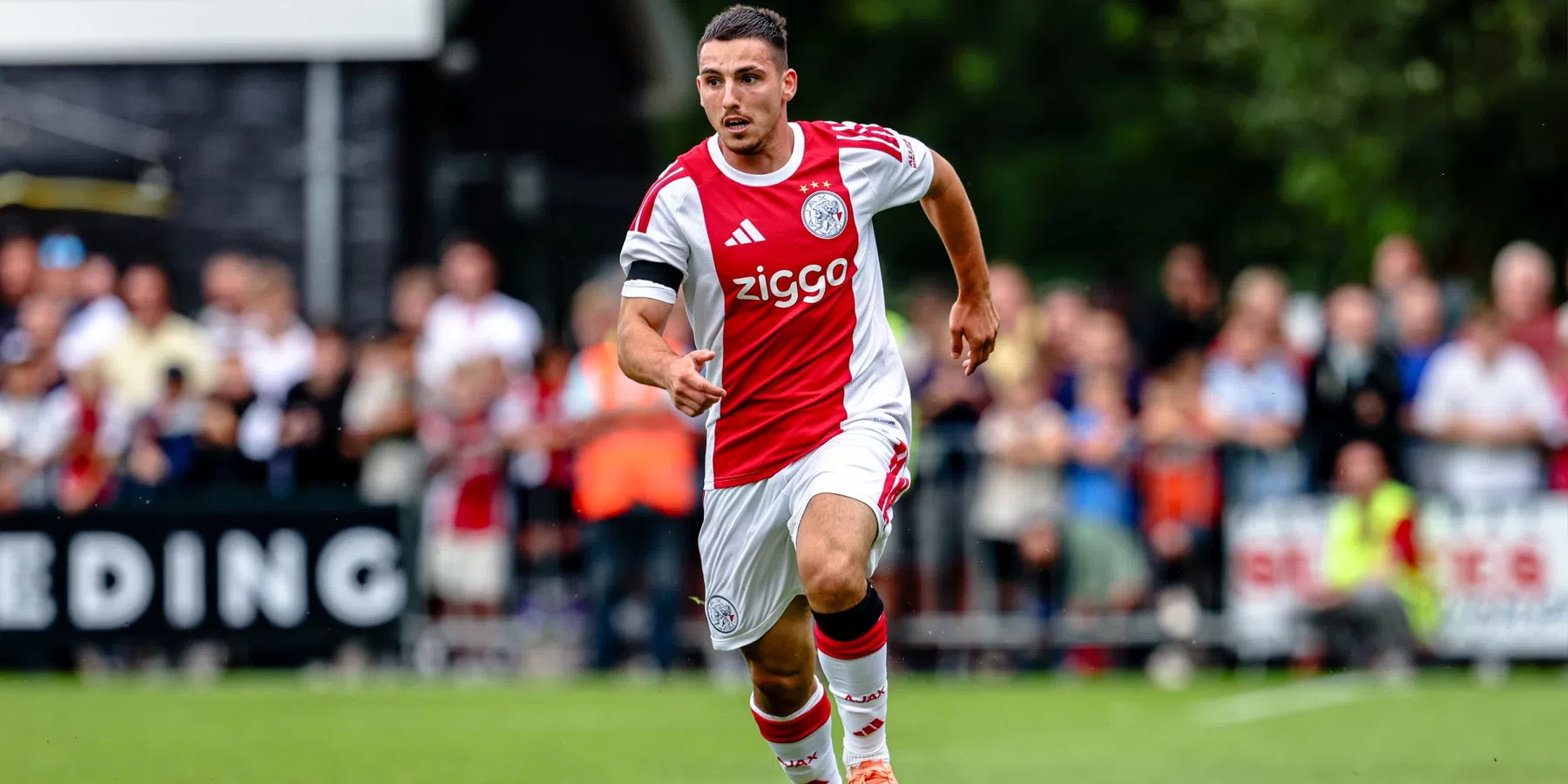 Gloukh blikt terug op debuutseizoen bij Ajax: 'Vorig jaar was het een rommeltje'
