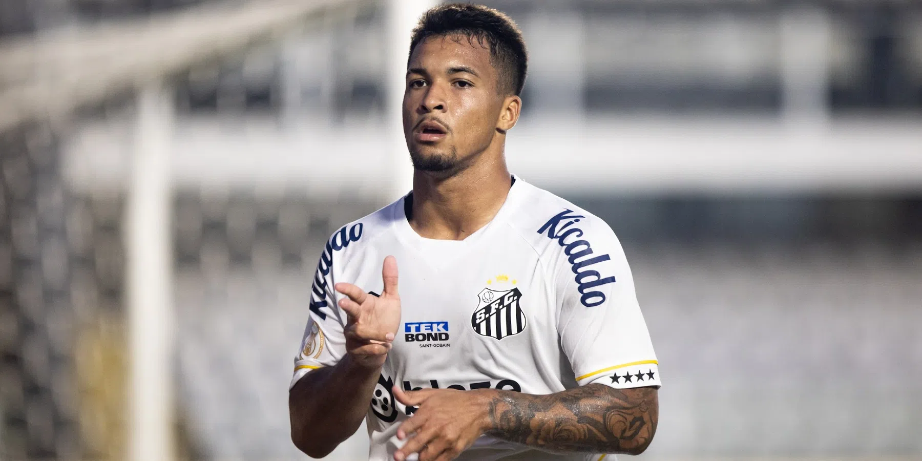 Ajax presenteert Marcos Leonardo: Braziliaanse spits tekent tot 2031
