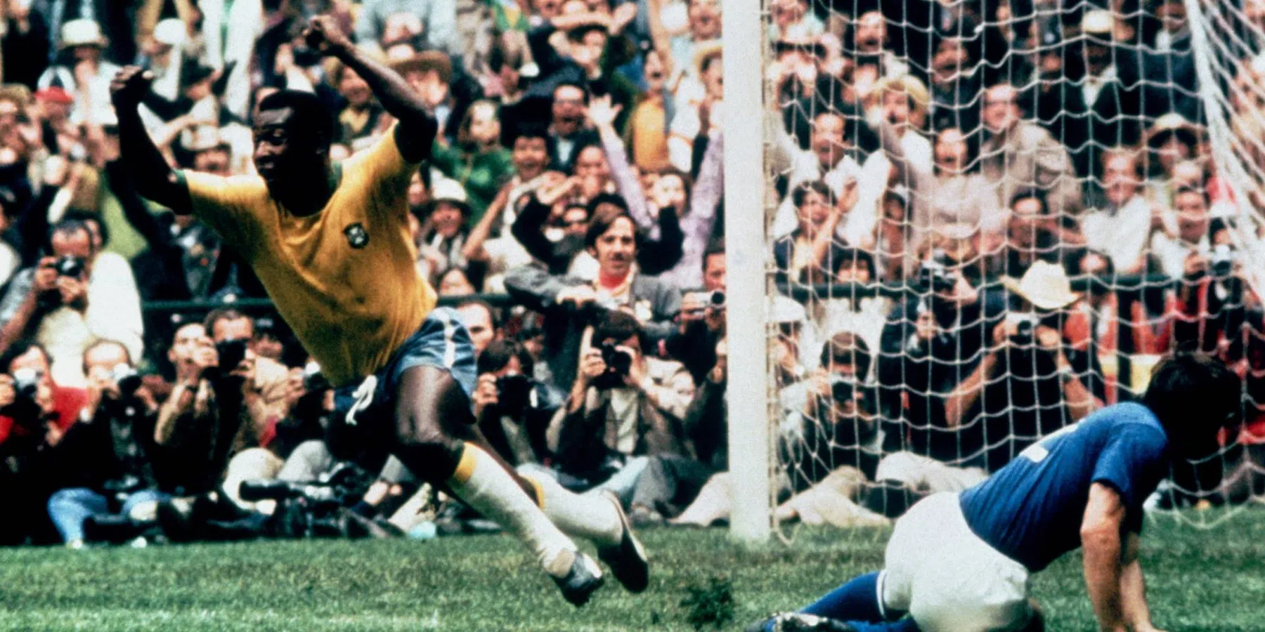 WK-shirt van Pelé levert miljoenen op bij veiling | VoetbalNieuws