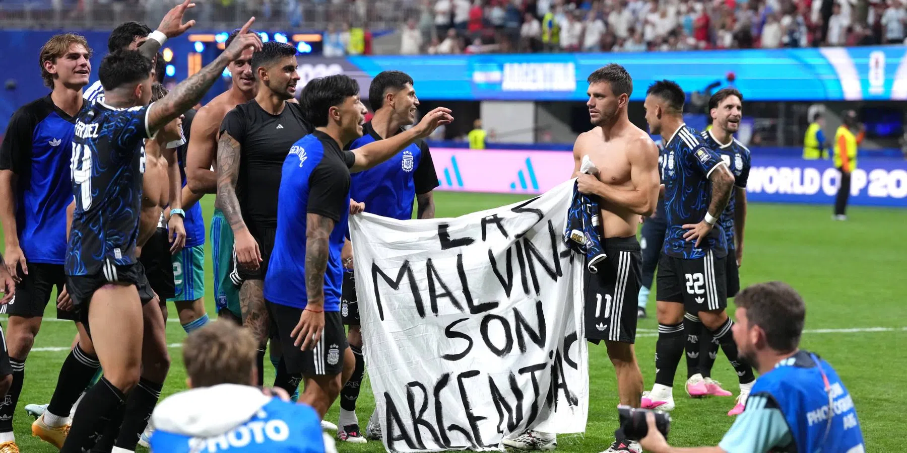 FIFA onderzoekt Argentinië na politiek spandoek op WK | VoetbalNieuws