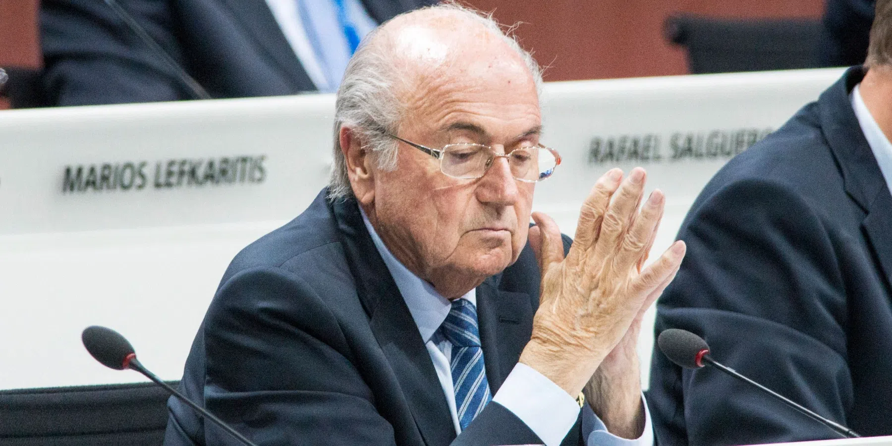 Voormalig FIFA-baas Blatter luidt noodklok: 'Dit is pas het begin'