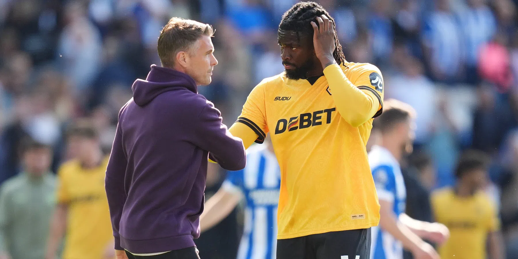 'Chaos bij Wolves: verbannen spits weigert veld te verlaten, club zet bewaking in'