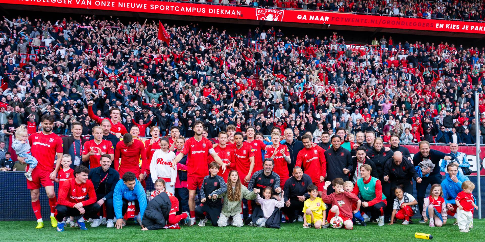 Beledigende spandoeken zorgen voor onrust rond FC Twente | VoetbalNieuws