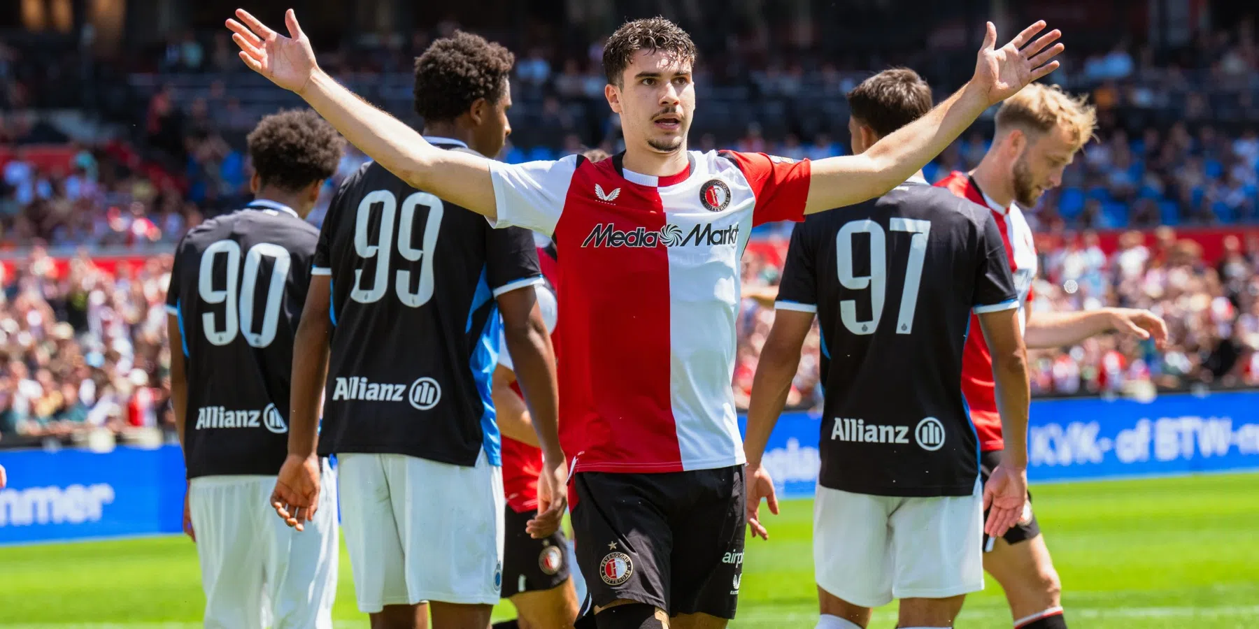 Van Persie over Feyenoord-ontslag van vader: 'Hij gaat zijn eigen pad en ik ook'