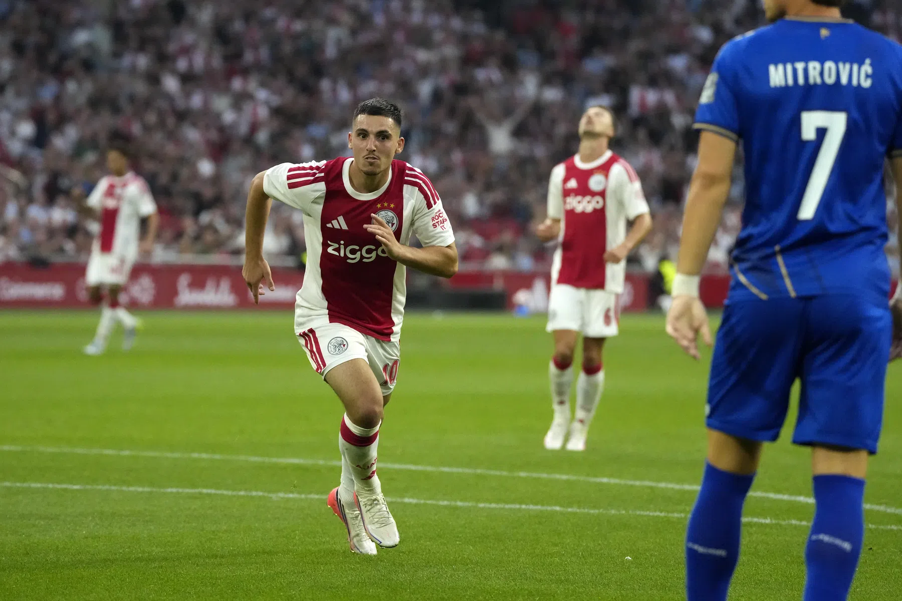 Gloukh schiet Ajax  naar de volgende ronde van de Conference League