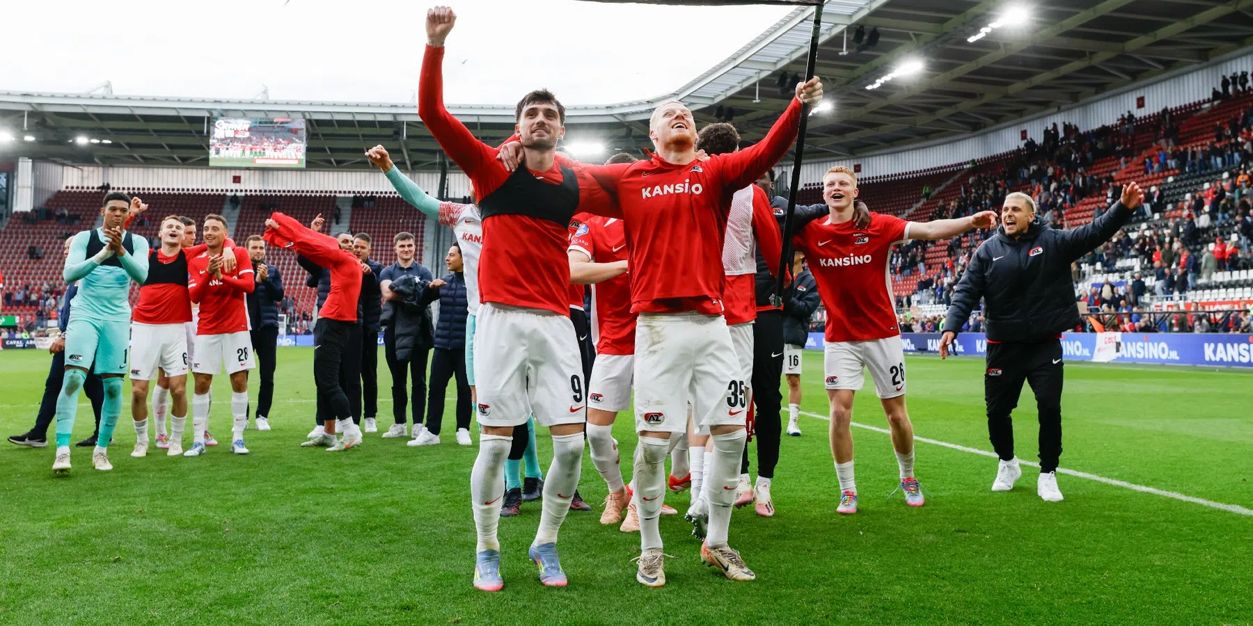'Ajax, PSV en drie andere clubs tonen interesse in AZ-aanvaller'