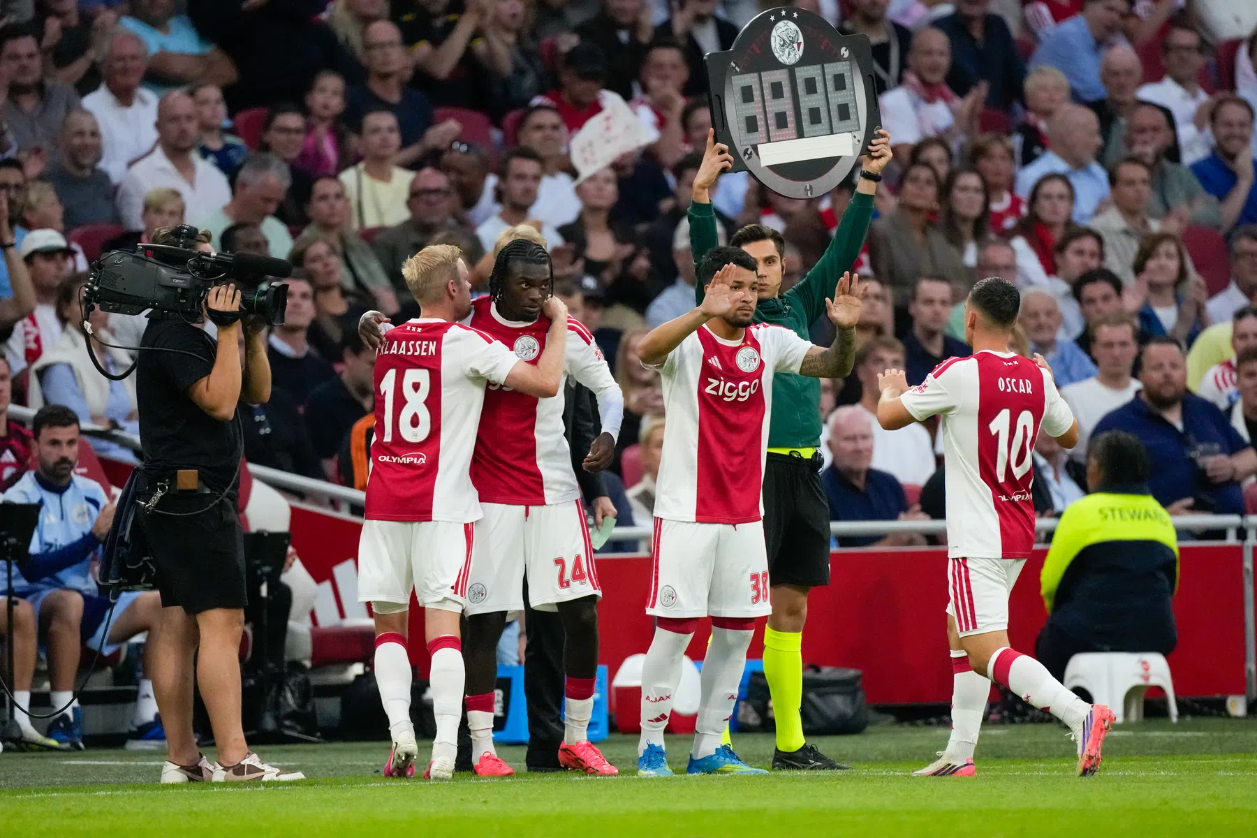 Ajax wint eenvoudig tijdens debuut Brandt