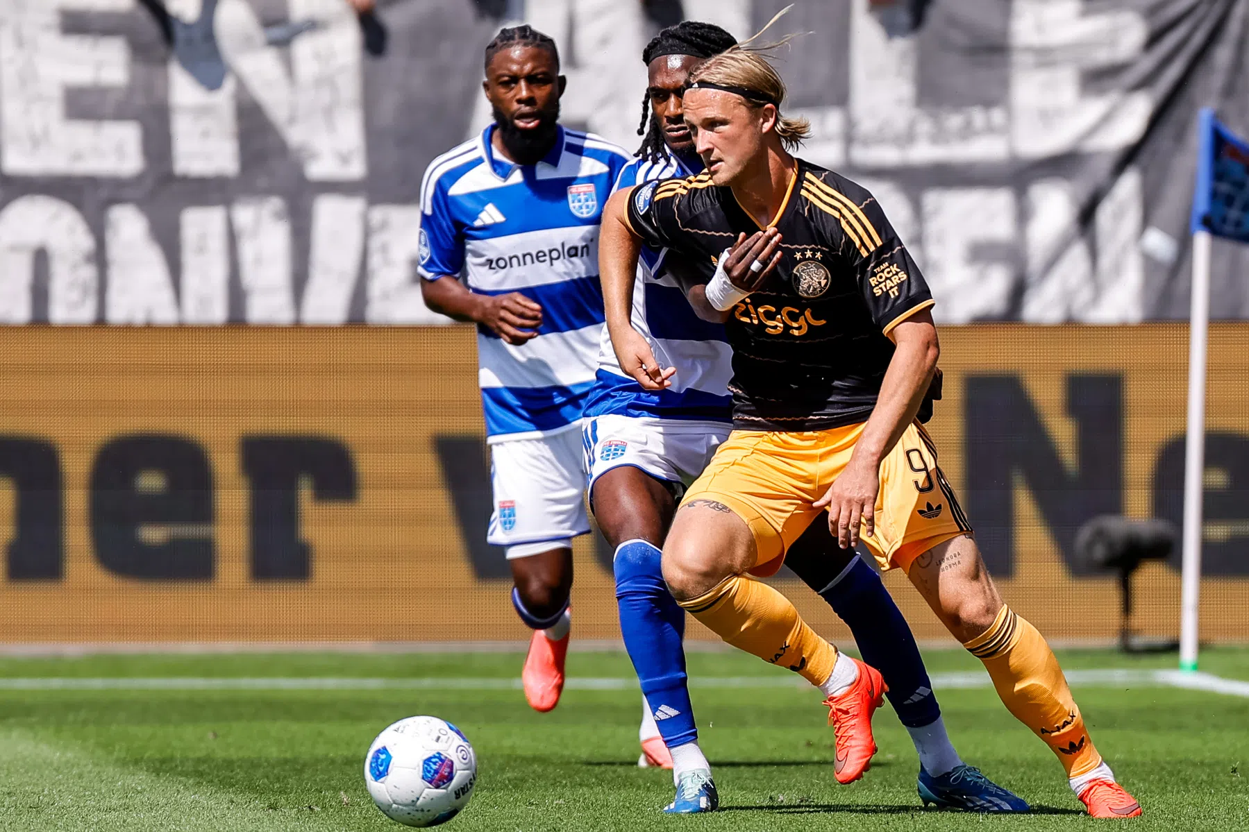 Ajax boekt moeizame zege en verslaat PEC Zwolle dankzij invallers