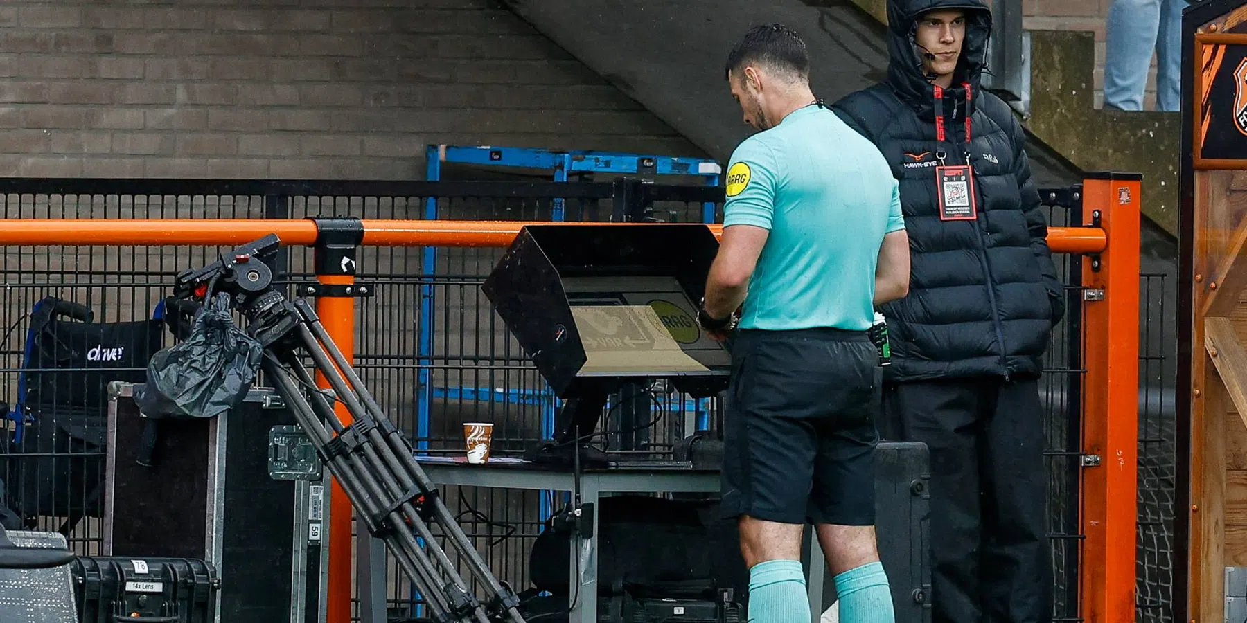 UEFA wil VAR flink inperken: 'Voetbal is geen PlayStation' | VN