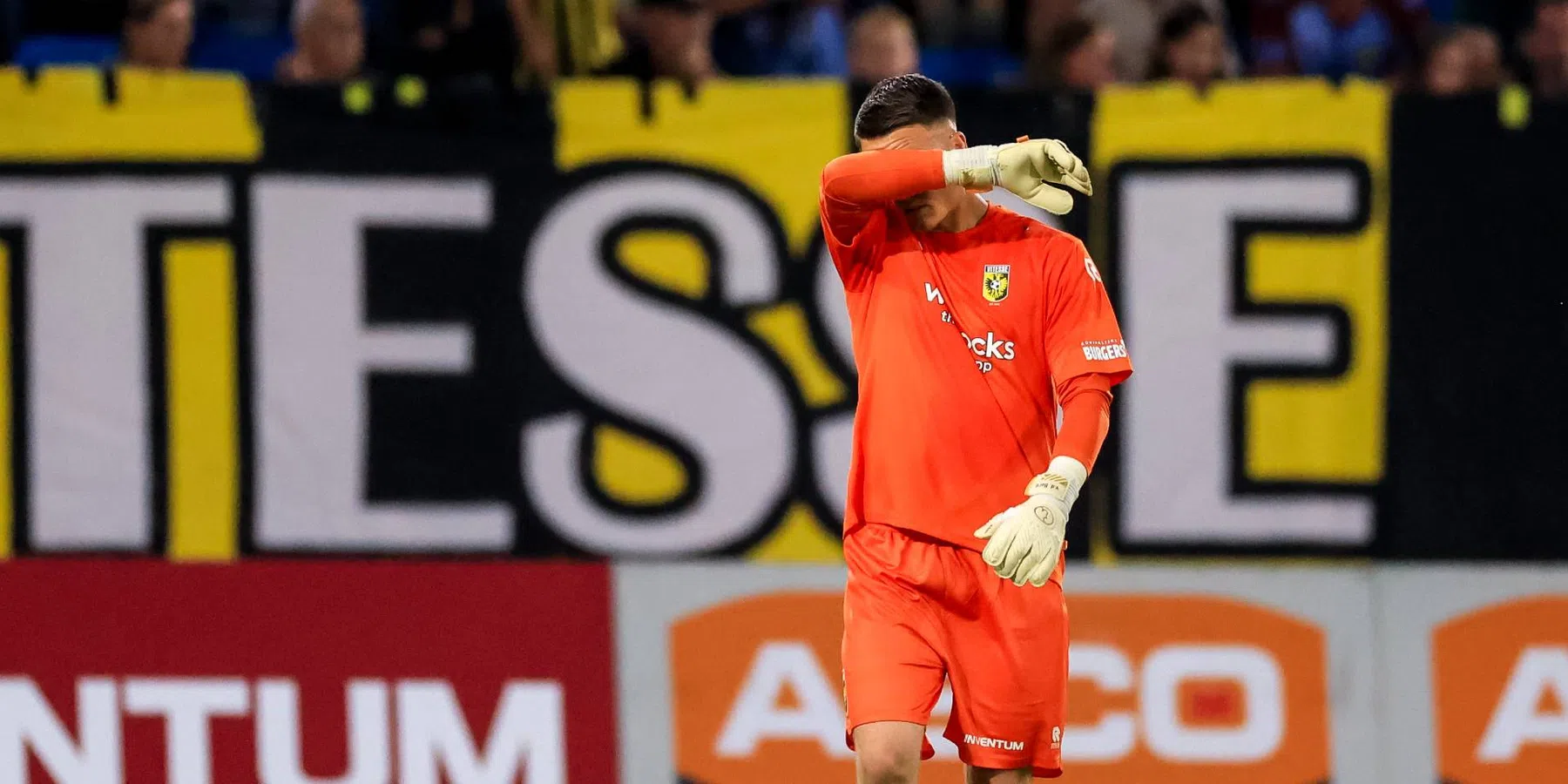 Vitesse-doelman geschorst na 'oliedomme' rode kaart | VN
