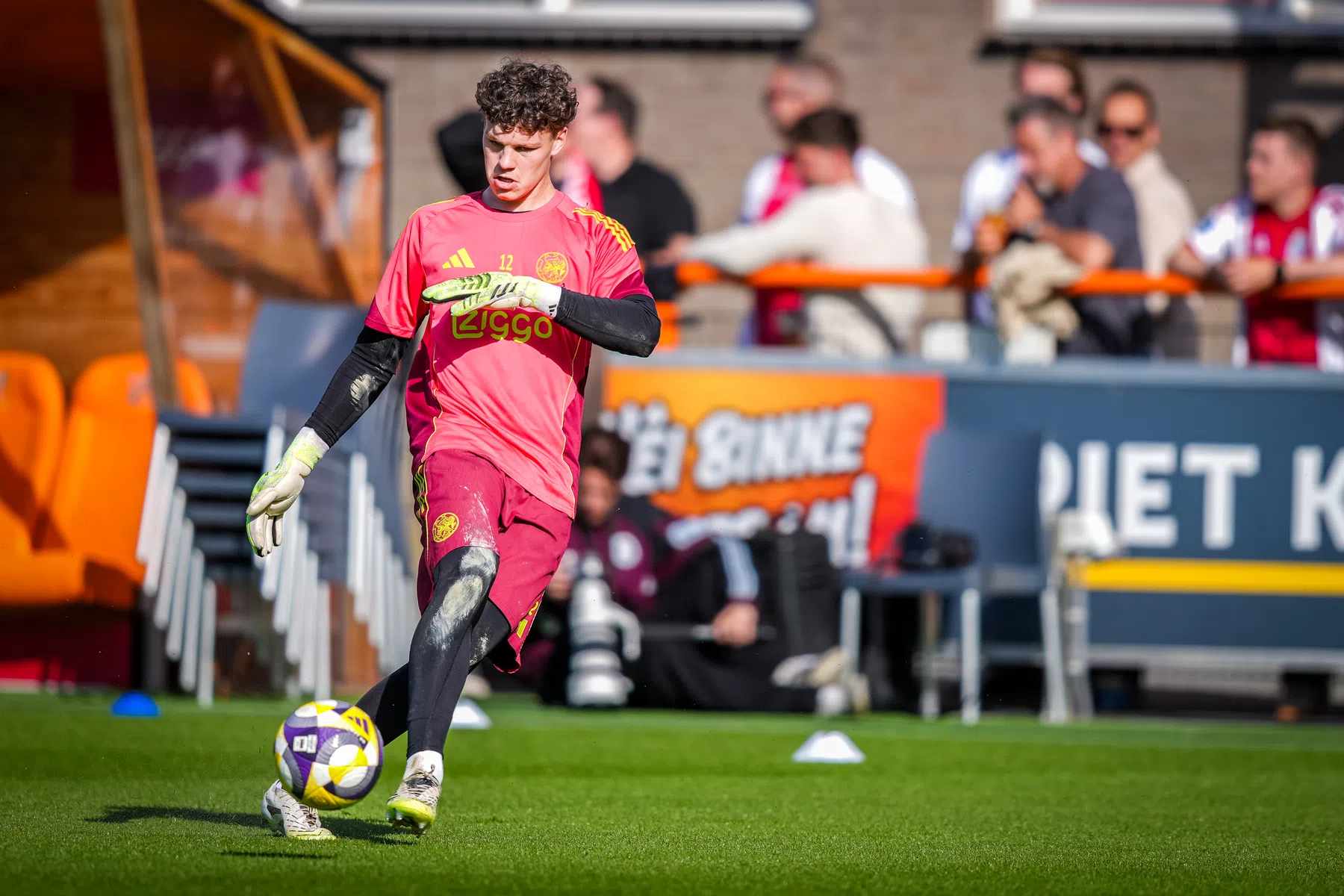 Ajax geeft Van der Velde eerste profcontract tot 2028