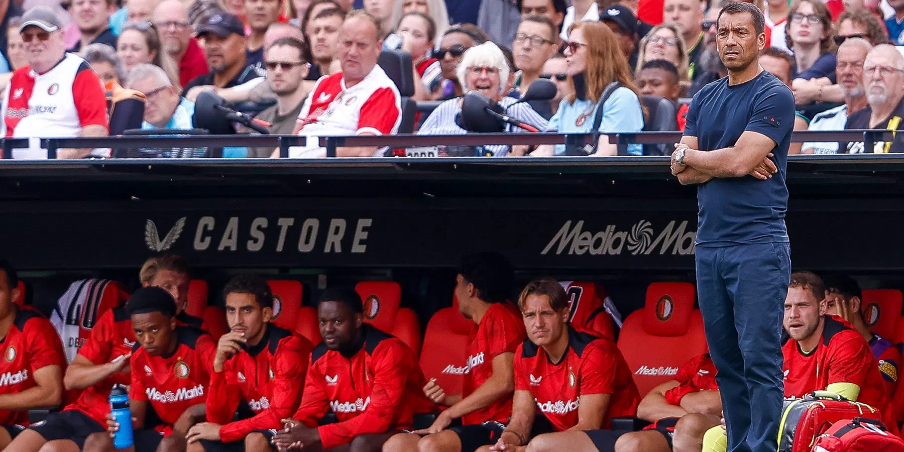 Van Bronckhorst ontkent Feyenoord-geruchten: 'Zijn perspectief is nog steeds goed'