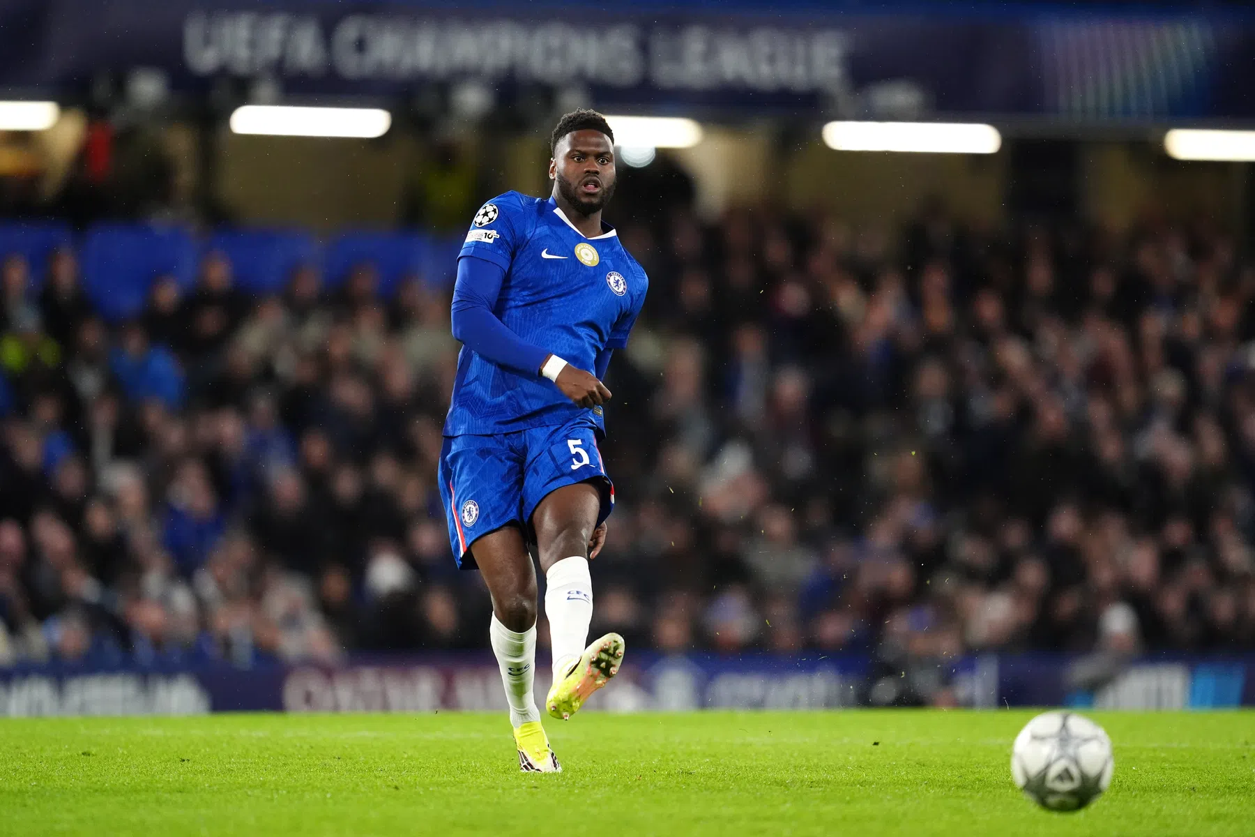 Napoli huurt Badiashile van Chelsea met optie tot koop