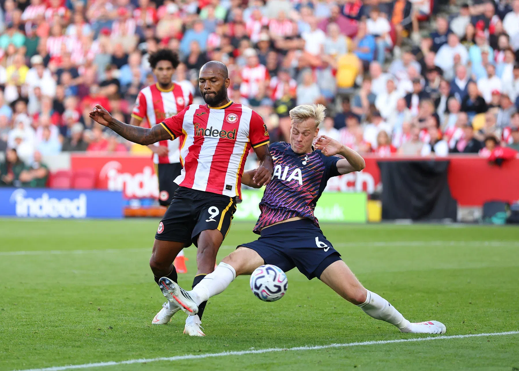 Tottenham afgedroogd door Brentford na dramatische avond