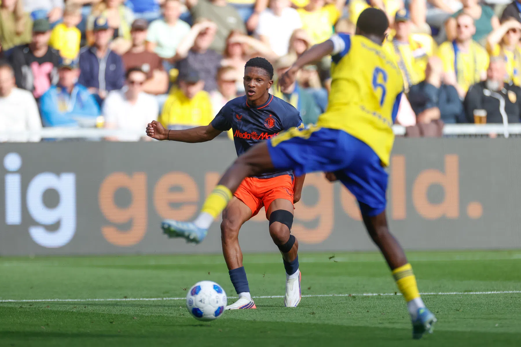 Feyenoord wint ruim van Cambuur na vuurwerkonderbreking