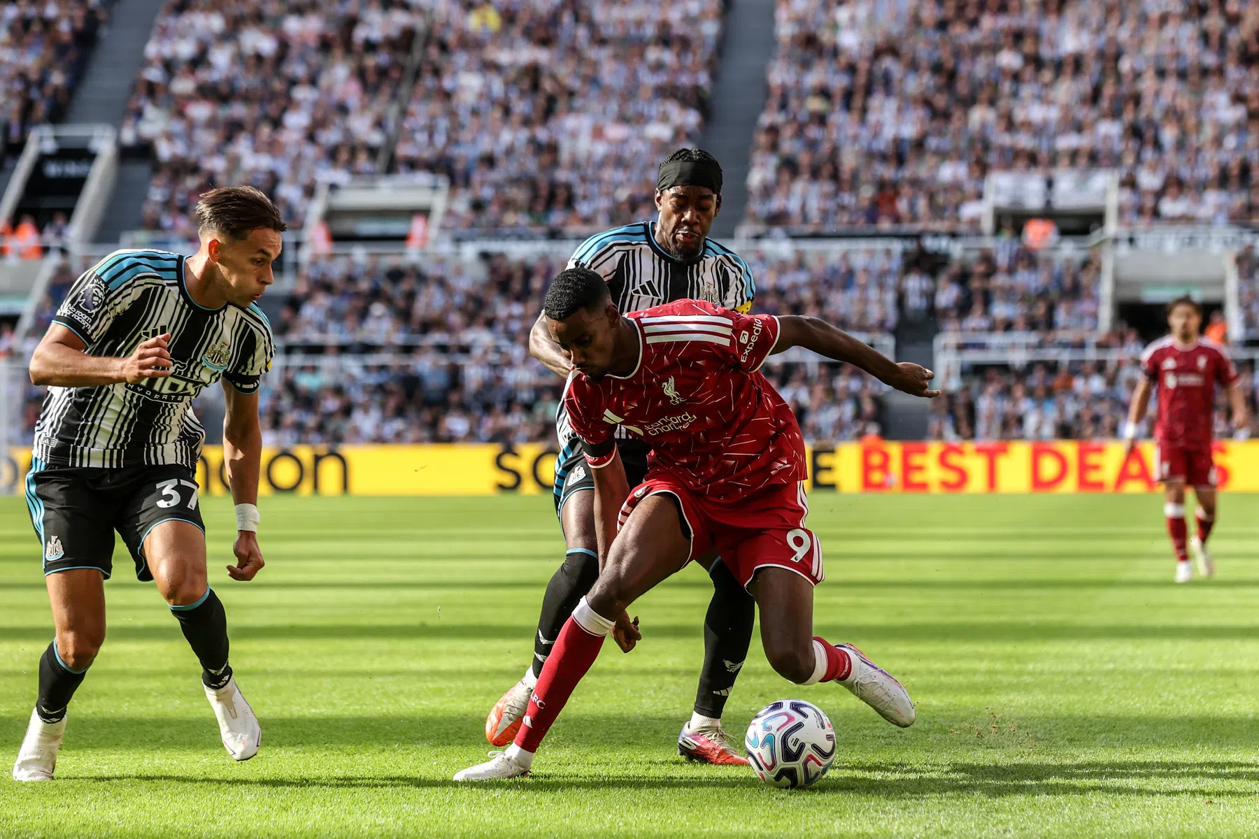 Isak uitgefloten bij terugkeer bij Newcastle met Liverpool