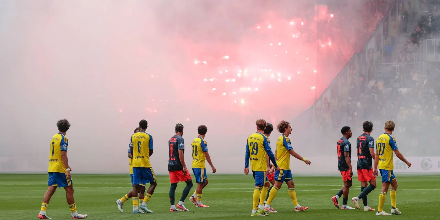 KNVB hard na vuurwerk Feyenoord-fans bij Cambuur | VN