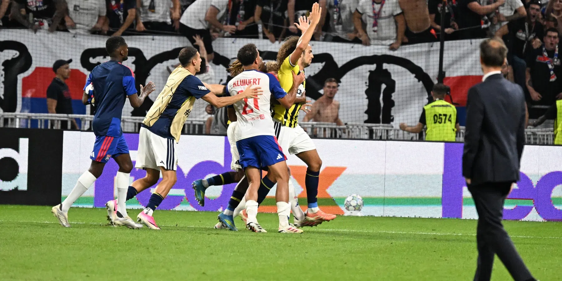 Verhit duel tussen Lyon en Fenerbahçe krijgt mogelijk staartje: UEFA start onderzo