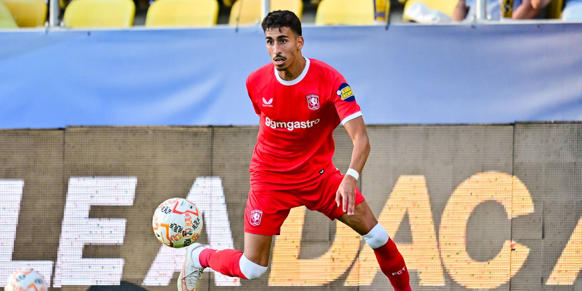 FC Twente voorkomt vertrek en verlengt met Younes Taha | VN