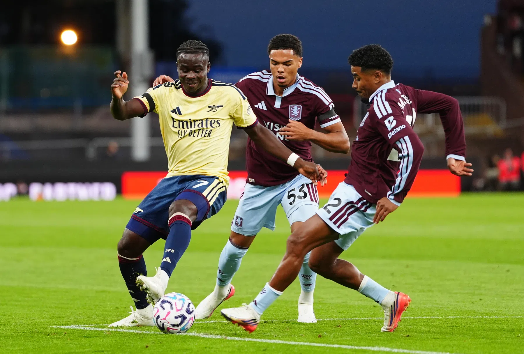 Saka bezorgt Arsenal zege op Aston Villa na VAR-moment | VN